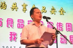 学们充满等候的眼神中